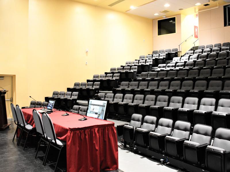 Amphithéâtre au campus de Montréal vue sur scène