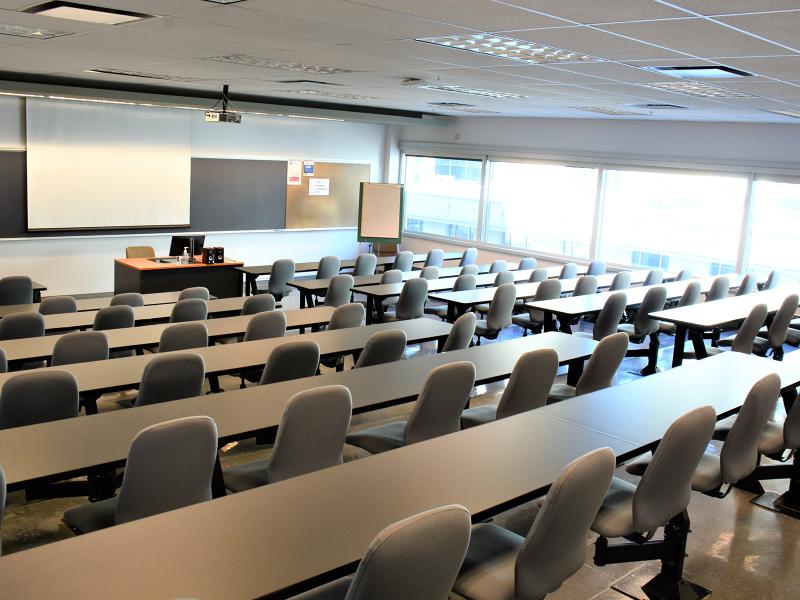 Salle à gradins vue sur tableau au campus de Québec