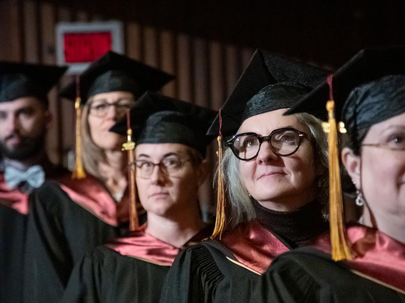 Étudiantes et étudiants arborés de la toge et du mortier en attente de la cérémonie de la collation des grades 2023