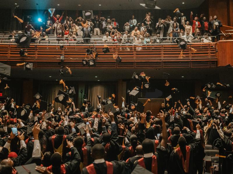 personnes diplômées qui lancent le mortier lors de la cérémonie de la collation des grades 2023