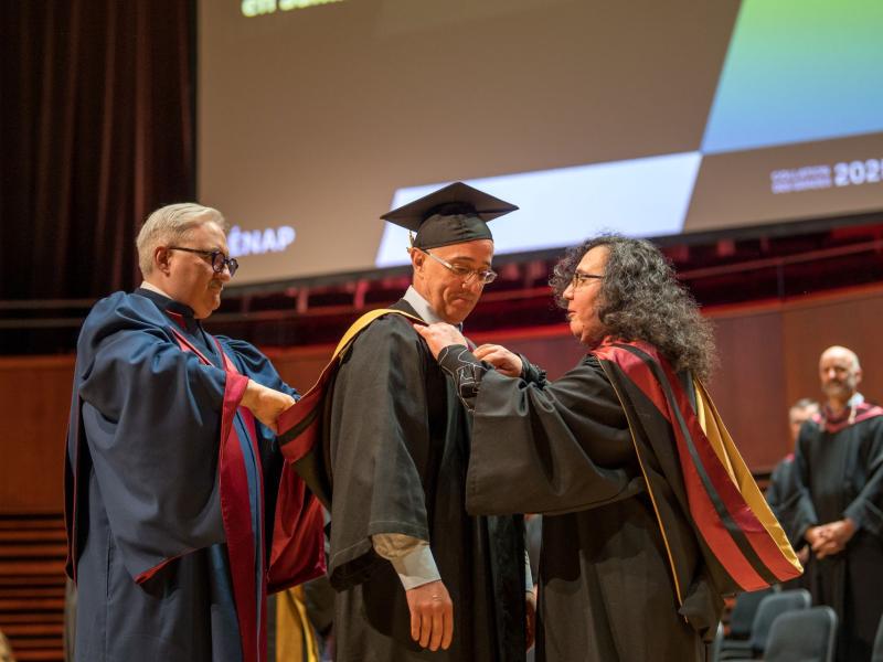 Mourad Ouadi revêt la traditionnelle épitoge