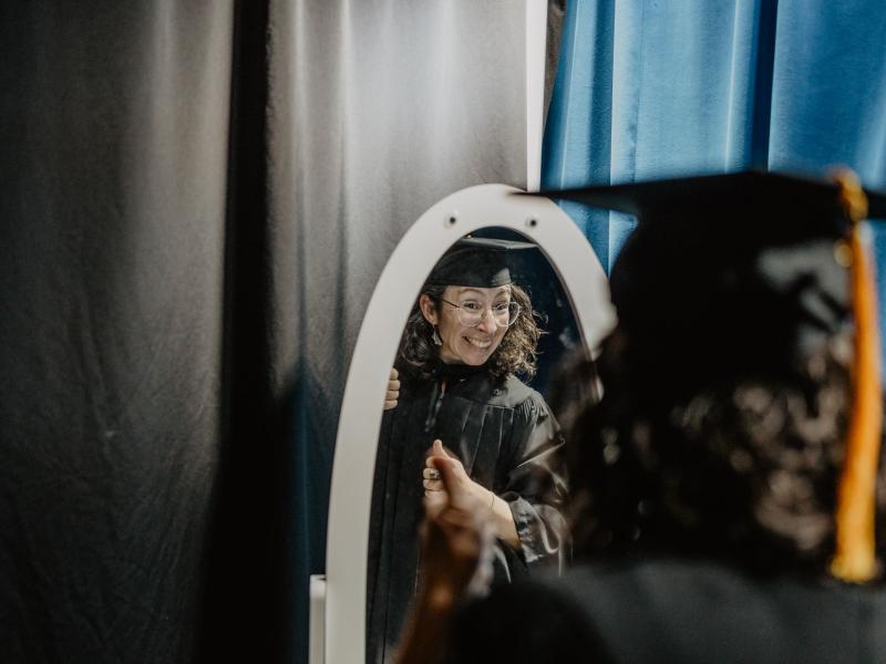 Geneviève Baril devant le miroir