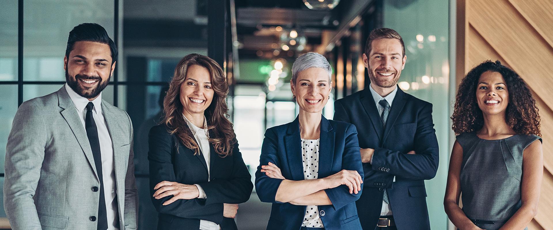 Groupe de personnes souriantes qui travaillent en gestion