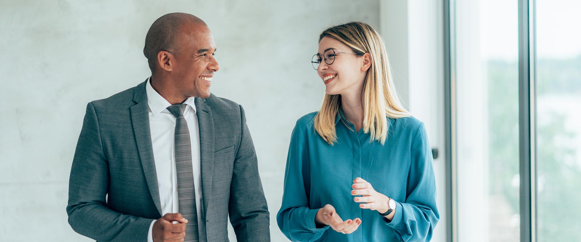 Regard complice et sourires entre collègues