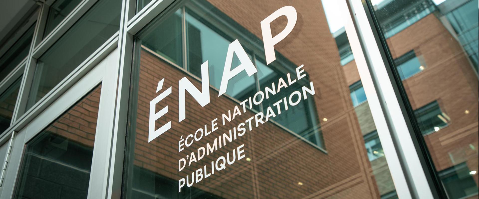 Logo de l'ENAP sur fenêtre au campus de Québec