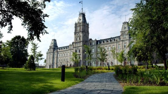 Le parlement de Québec en été