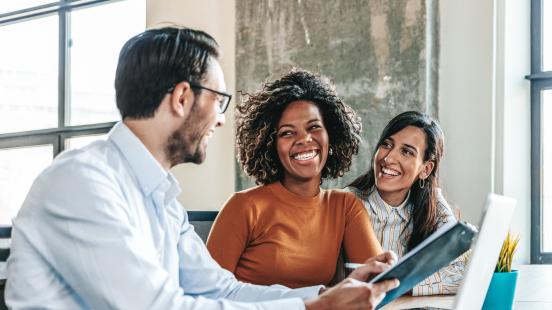 Gens souriants qui partagent des idées en travail d'équipe