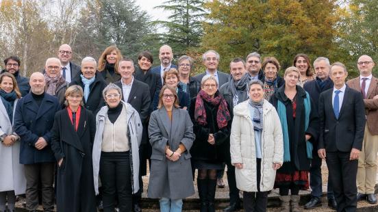 Groupe lors d'une assemblée générale où l'ENAP a rejoint le Réseau des écoles de service public en France