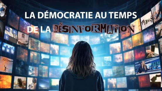 Visuel du Forum La démocratie au temps de la désinformation, silhouette de femme de dos regardant beaucoup d'écran illustrant les nouvelles