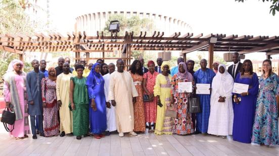 26 participantes et participants du Programme international de formation en évaluation du développement (PIFED) qui ont suivi leurs activités au Sénégal