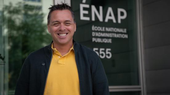L'étudiant Nicolas Rousseau devant le campus de Québec