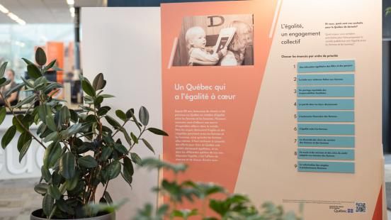 Partie d'une exposition sur l'égalité entre les femmes et les hommes au Québec
