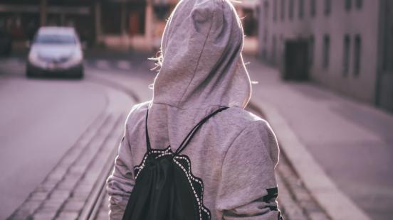 Jeune femme de dos dans la rue