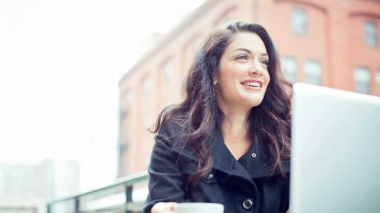 Femme souriante qui regarde au loin