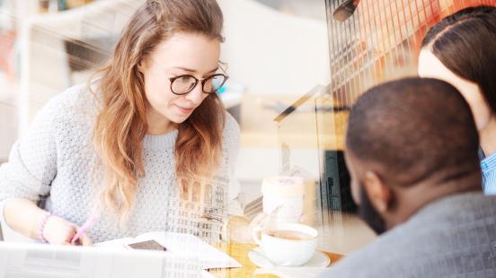 Groupe de personnes qui  étudient un sujet passionnant