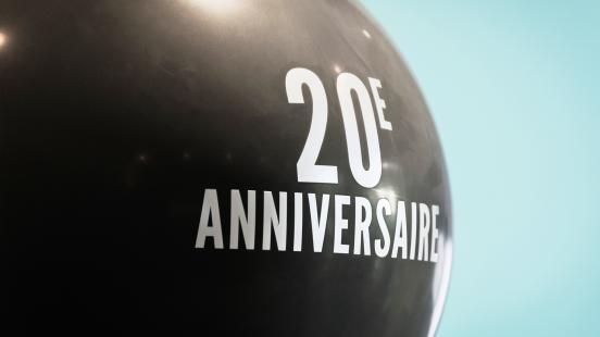 20e anniversaire écrit sur balloune noire