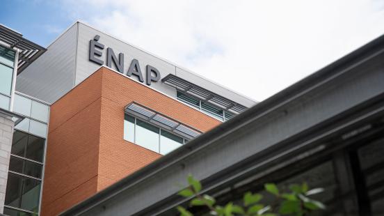 Vue vers le haut de la façade du campus de Québec de l'ENAP