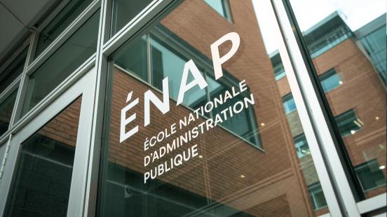 Logo de l'ENAP sur fenêtre au campus de Québec