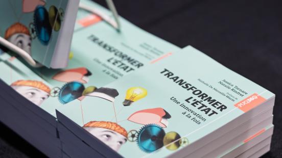 Livres empilées Transformer l'État – Une innovation à la fois, de Jessica Tornare et Natalie Rinfret 