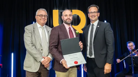 Étienne Charbonneau tenant son certificat du Cercle d'excellence