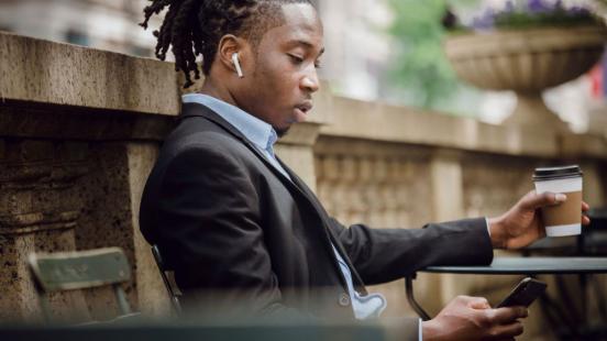 Personne examinant son téléphone cellulaire