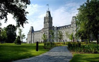 Le parlement de Québec en été