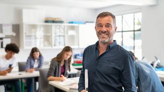 Professeur souriant classe