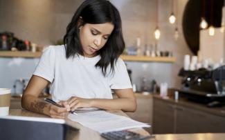 Jeune femme assise qui planifie son budget