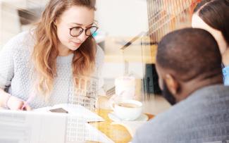 Femme et collègues en discussion