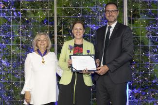 Nathalie Rinfret recevant un certificat attestant qu'elle rejoint l'Ordre de l'excellence en éducation