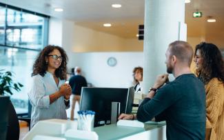 Personnes recevant des services et des consultations dans le hall d'un bureau 