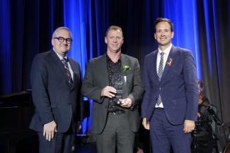 Hugo Cyr, directeur général de l'ENAP, Martin Goyette, professeur titulaire et récipiendaire du Prix de l'excellence et Alexandre Cloutier, président de l'UQ