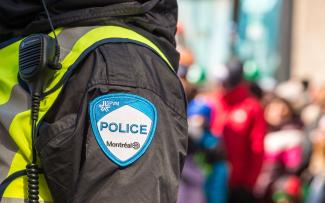 Vue sur l'écusson d'un policier de Montréal