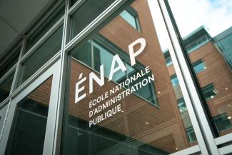 logo de l'ENAP sur fenêtre au campus de Québec