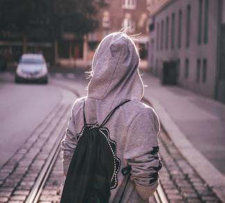 Jeune femme de dos dans la rue