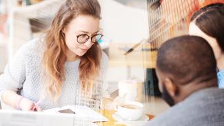 Groupe de personnes qui  étudient un sujet passionnant