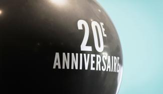 20e anniversaire écrit sur balloune noire
