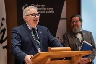 Hugo Cyr, directeur général de l’ENAP au lutrin