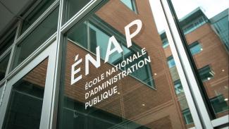 Logo de l'ENAP sur fenêtre au campus de Québec