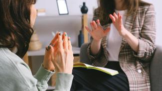 Conseillère et étudiante méconnaissables en pleine discussion sur des conseils sur les études