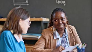 Deux étudiantes qui s'aident avec leurs travaux