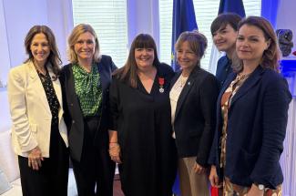Brigitte B. Garceau, députée de Robert-Baldwin; Yaël Braun-Pivet, présidente de l'Assemblée nationale française; Me Louise Cordeau, présidente du Conseil du statut de la femme et experte en résidence à l'ENAP; Nathalie Roy, présidente de l'Assemblée nationale québécoise; Catherine Gentilcore, députée de Terrebonne ainsi que Marie Lapierre, consule générale de France à Montréal