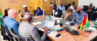 formateurs internes et externes de l’Institut National de Formation et de Perfectionnement en rencontre autour d'une table
