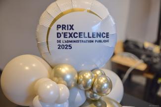 Prix d'excellence de l'administration publique 2025 écrit sur des ballounes