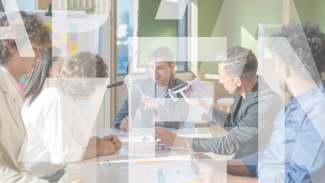 Groupe de personnes en plein remue-méninge.
