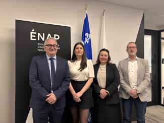 Hugo Cyr, président de la direction et directeur général de l'ENAP aux côtés de membres du conseil d'administration