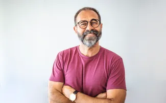 Homme aux bras croisés souriant