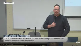 Philippe Dubois parlant au micro