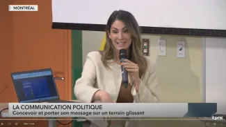 Femme s'exprimant au micro