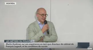 Martin Koskinen s'exprimant au micro